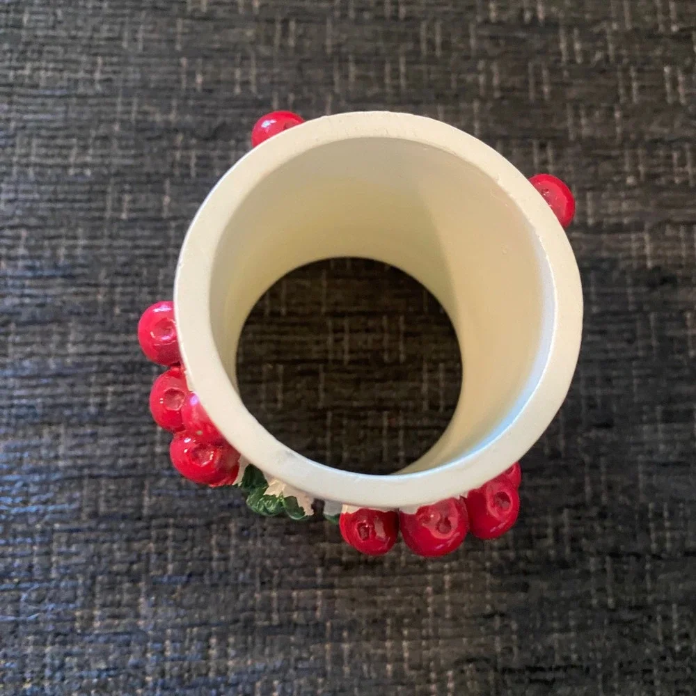 Unbranded Napkin Rings Set of 4 White Red Green Excellent Christmas Berries